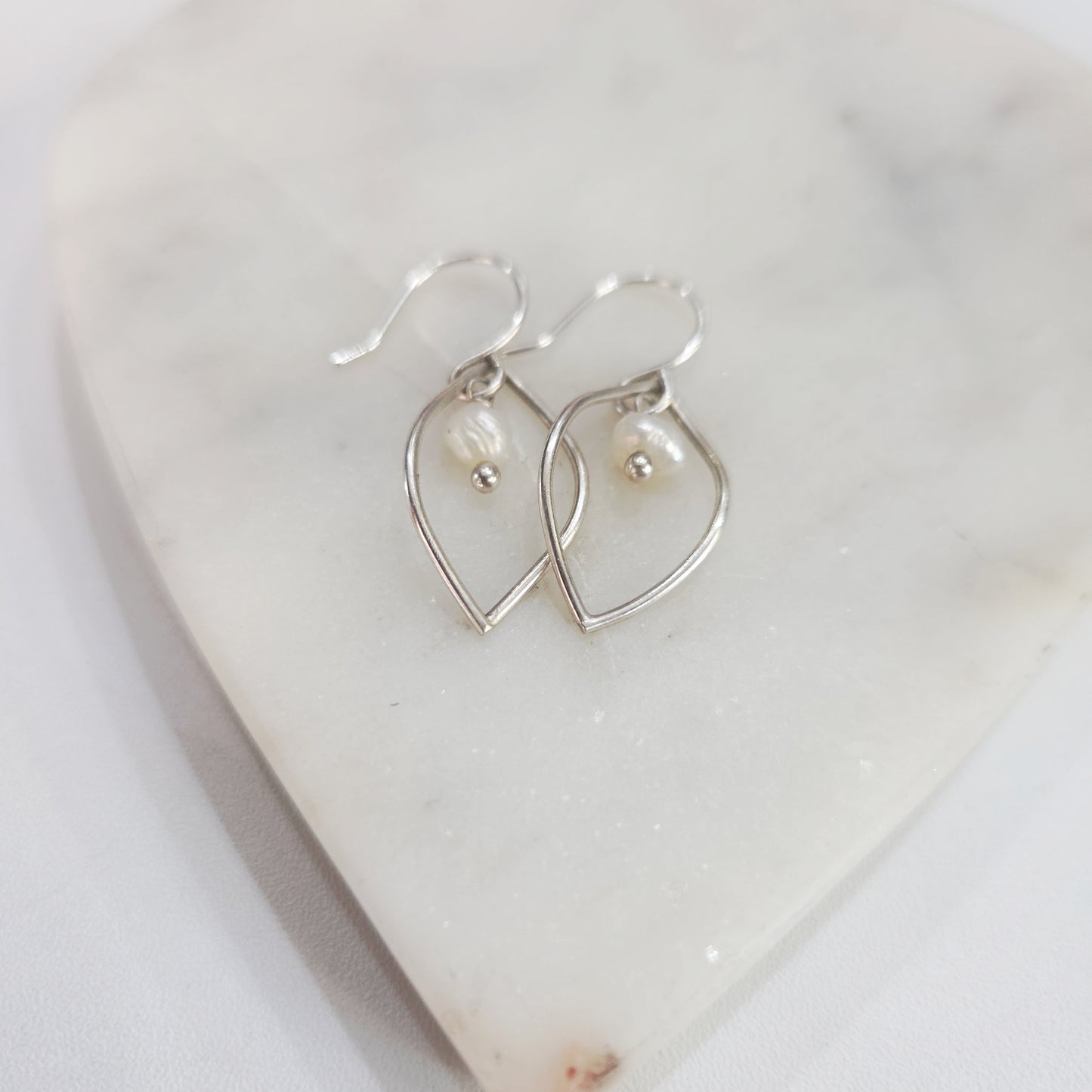 Sleek Marquise Pearl Drop Earrings – Modern Freshwater Pearl Dangles