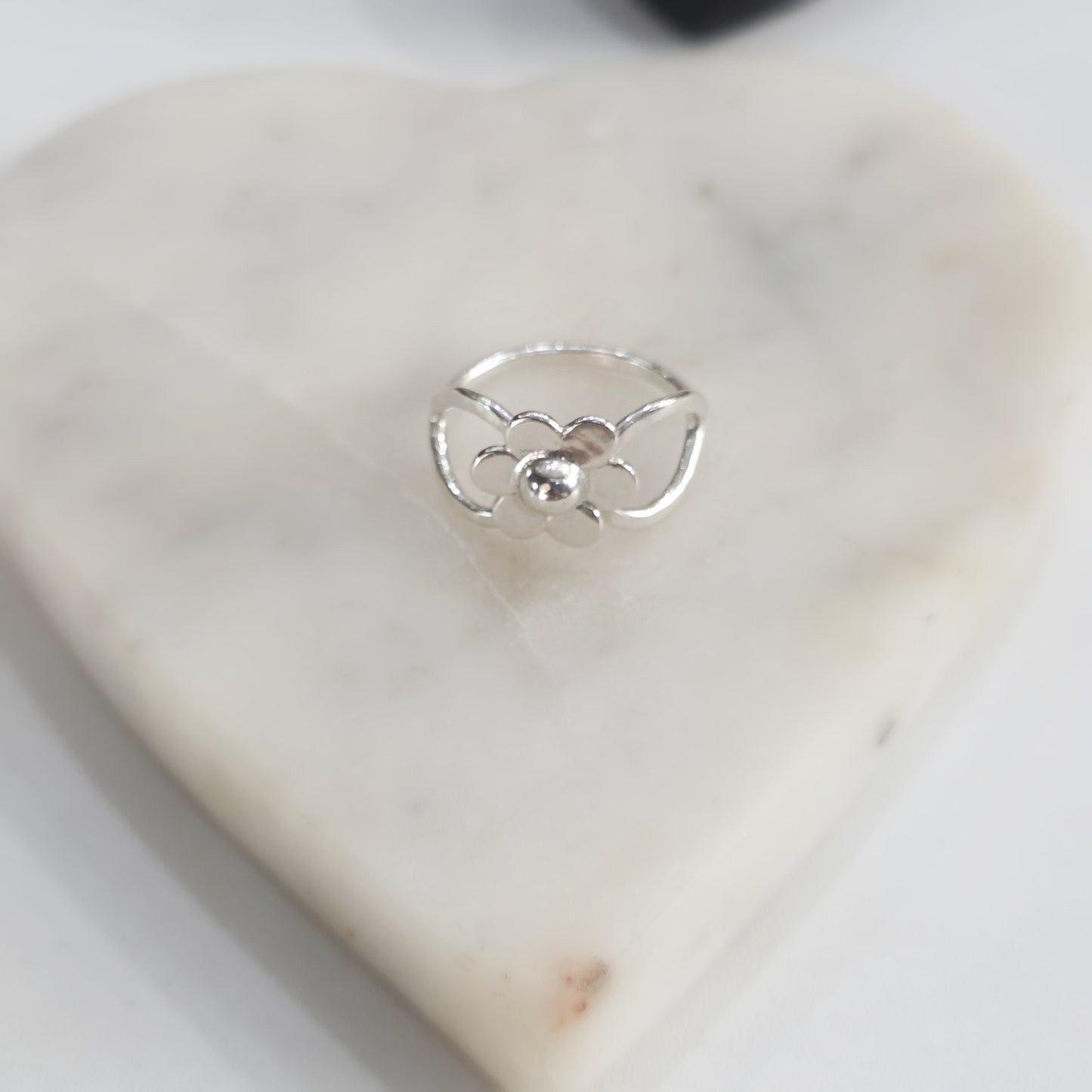 Nature-inspired daisy ring in Argentium silver, floral cocktail ring by Lepa Jewelry