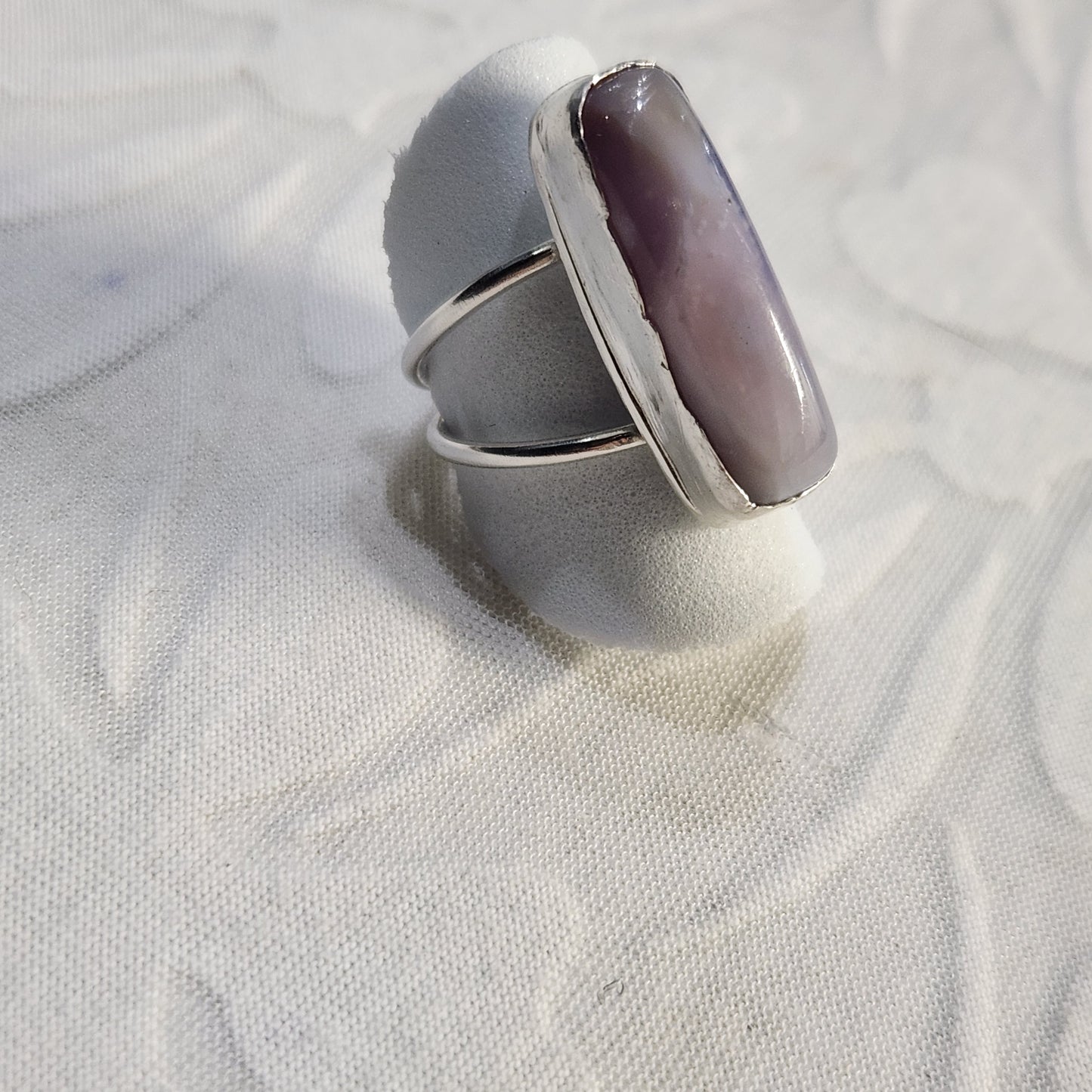 Side view of split shank band in Argentium sterling silver supporting the lavender agate centerpiece